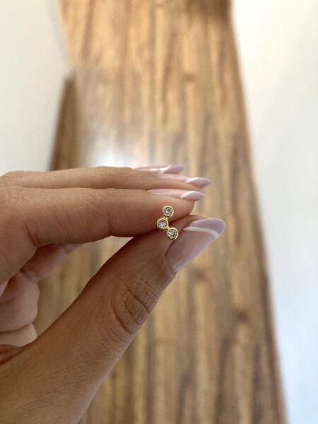 Miniatura tres circonias baño de oro 18k