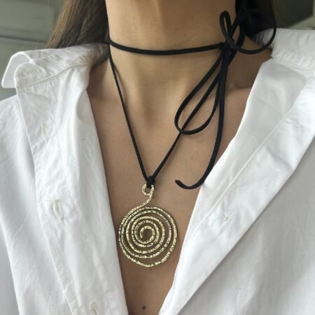 Colgante espiral dorado y tiento