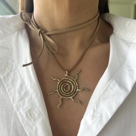 Colgante dije sol dorado y tiento