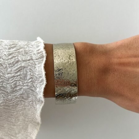Brazalete ancho texturado Alpaca
